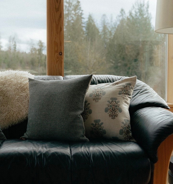 Navy Spotted Linen Pillow Cover: Exposed Zipper, Leather Pull
